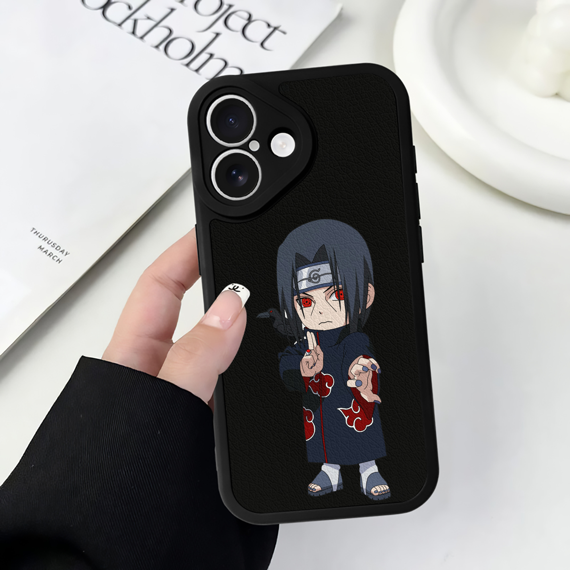 （画像用） NARUTO -ナルト- うちは イタチ Uchiha Itachi 【iPhone 16シリーズ対応】シリコンスマホケース（レザー調） 材質：シリコン